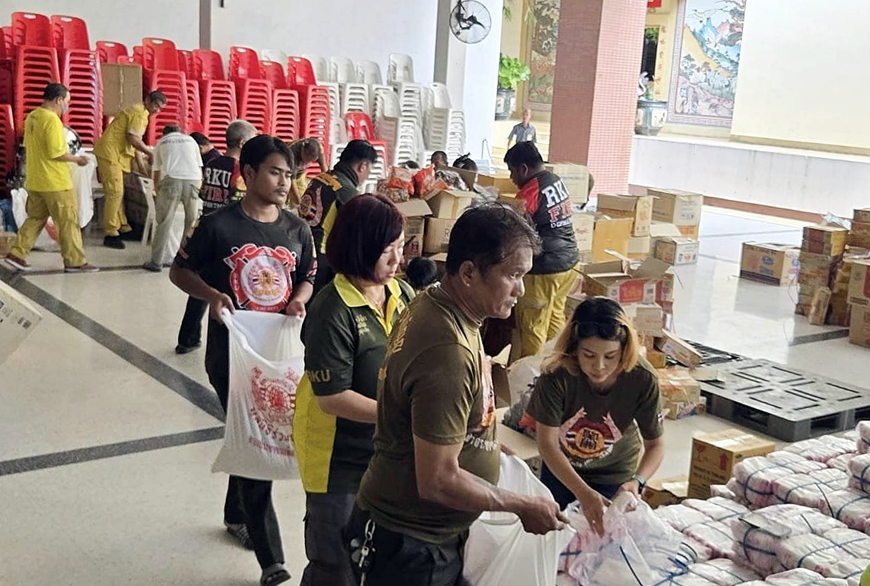 มูลนิธิร่วมกตัญญู บรรจุถุงยังชีพเพื่อนำไปช่วยเหลือผู้ประสบอุทกภัยในจังหวัดต่าง