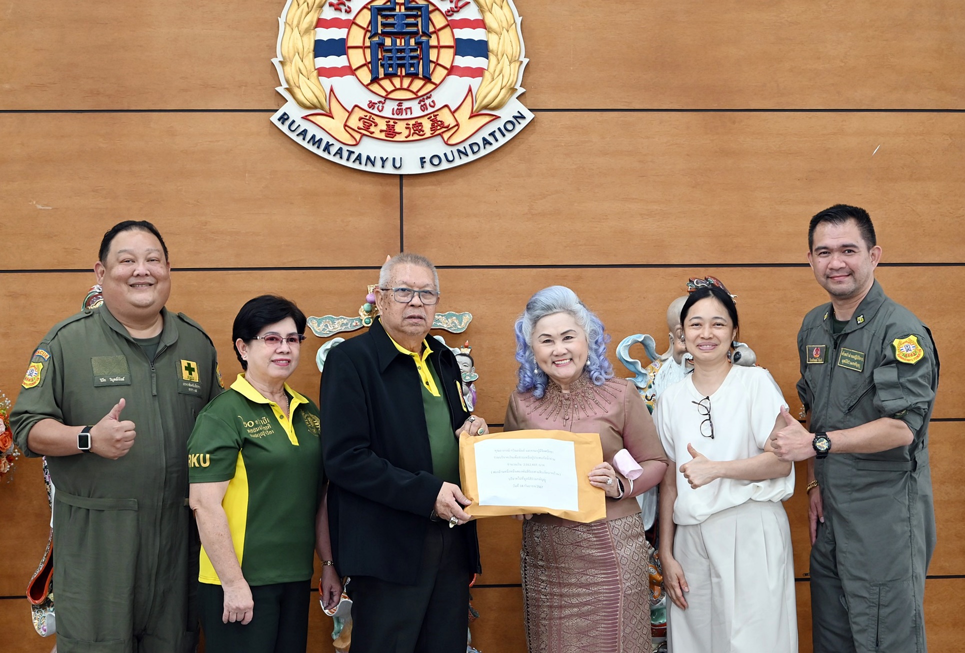 มูลนิธิร่วมกตัญญูขอขอบพระคุณ คุณอาภรณ์ กวินอนันต์ และคณะผู้มีจิตศรัทธา บริจาคเงิน 2,000,000 บาท พร้อมเครื่องปั่นไฟ อุปกรณ์ครัว ให้แก่มูลนิธิร่วมกตัญญู