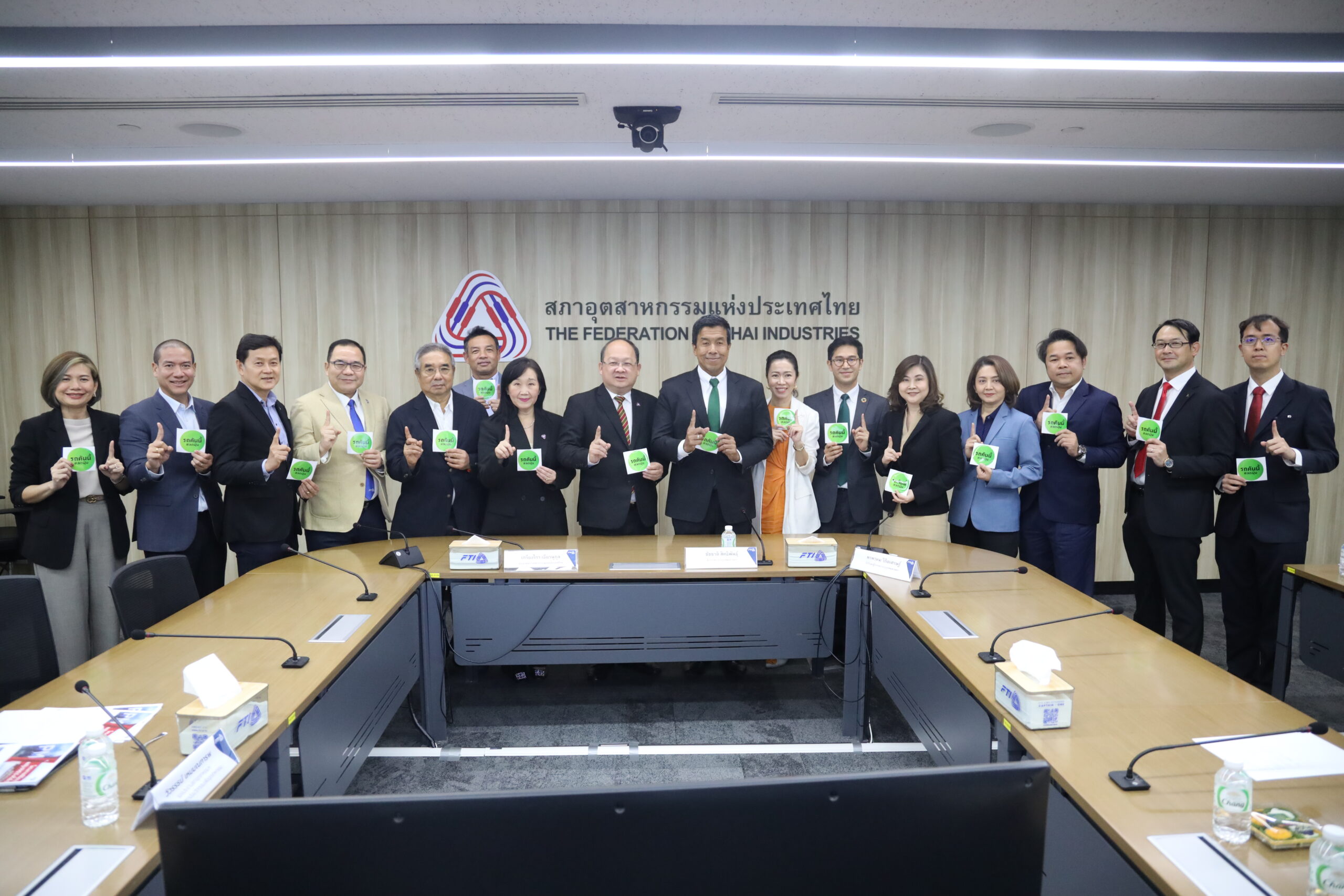  กทม. ร่วมกับ ส.อ.ท. เดินหน้าโครงการ “คลินิกรถ ลดฝุ่น PM2.5” รองรับบริการเปลี่ยนถ่ายน้ำมัน – ตรวจเครื่องยนต์ กว่า 1,463 แห่ง
