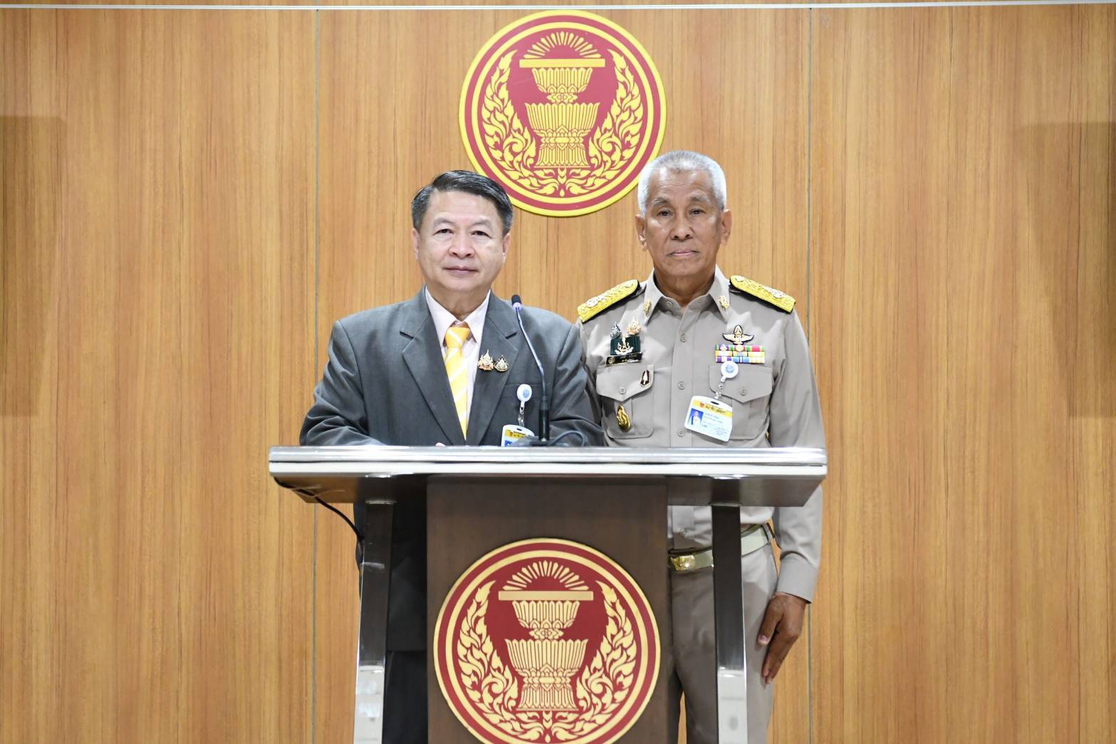 สว.เปรมศักดิ์” และ “สว.เศรณี” แถลงข่าวเรื่อง ความรับผิดชอบตอบกระทู้ถามของนายกรัฐมนตรี