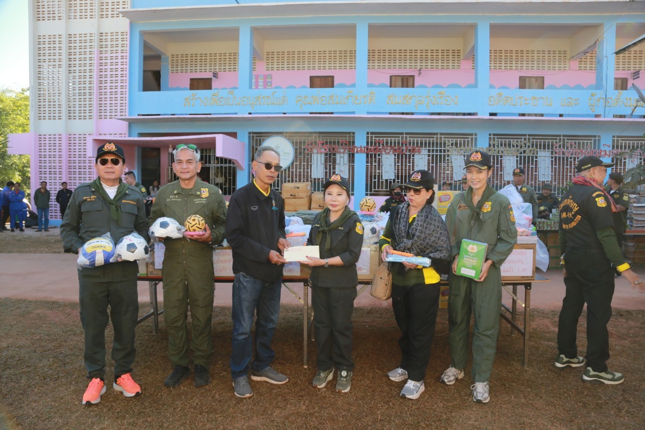 มูลนิธิร่วมกตัญญู มอบกำลังใจสู้ภัยหนาวในถิ่นทุรกันดาร รวมถึงมอบอุปกรณ์การเรียน-กีฬา แก่โรงเรียนในพื้นที่จังหวัดเลย