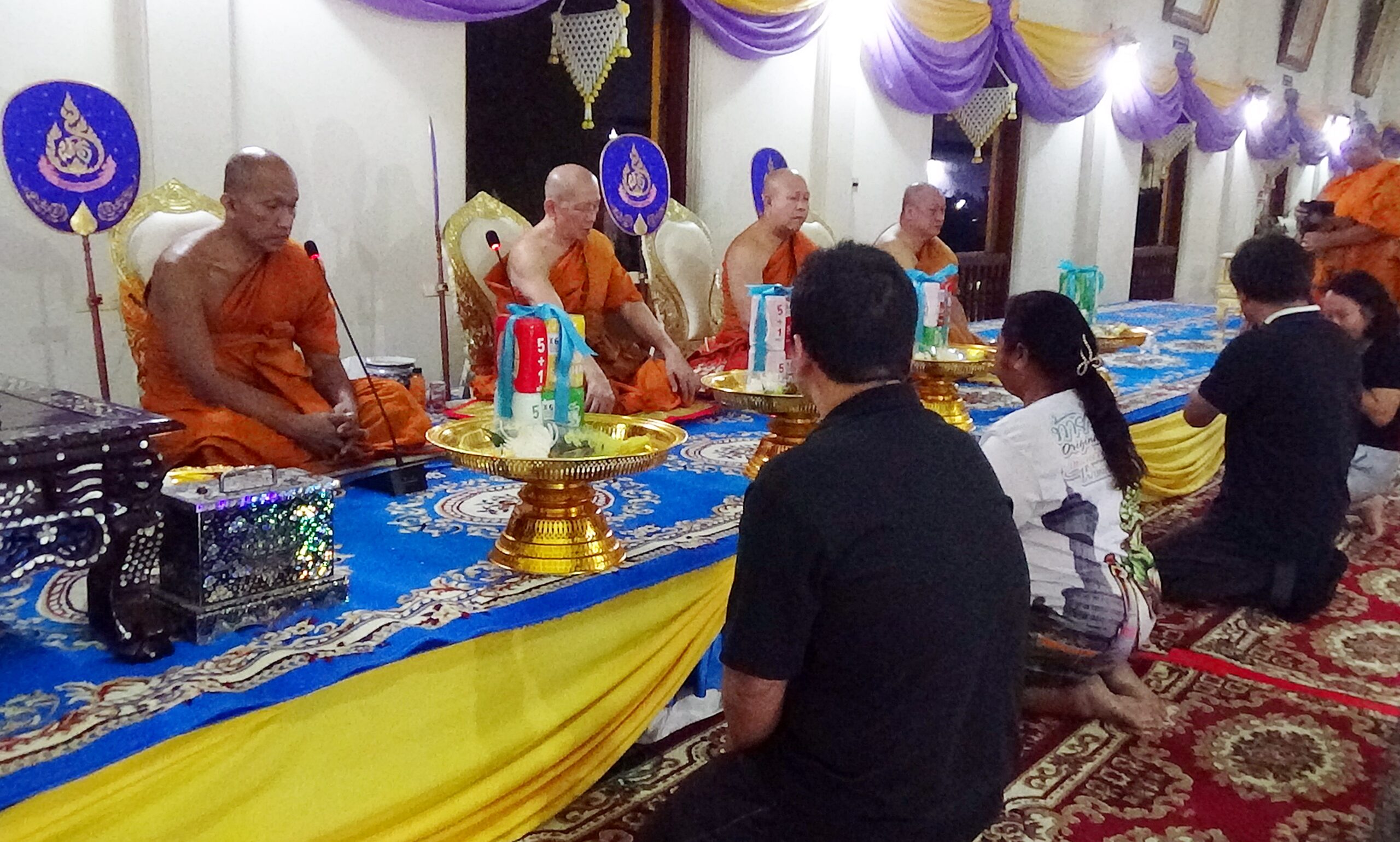 พระภิกษุสงฆ์ วัดพุทธภาวนาราม จัดพิธีรดน้ำศพ และพิธีสวดพระอภิธรรมศพ คุณแม่สมพร เจริญพงศ์ มารดาของเจ้าอาวาสวัดพุทธภาวนาราม