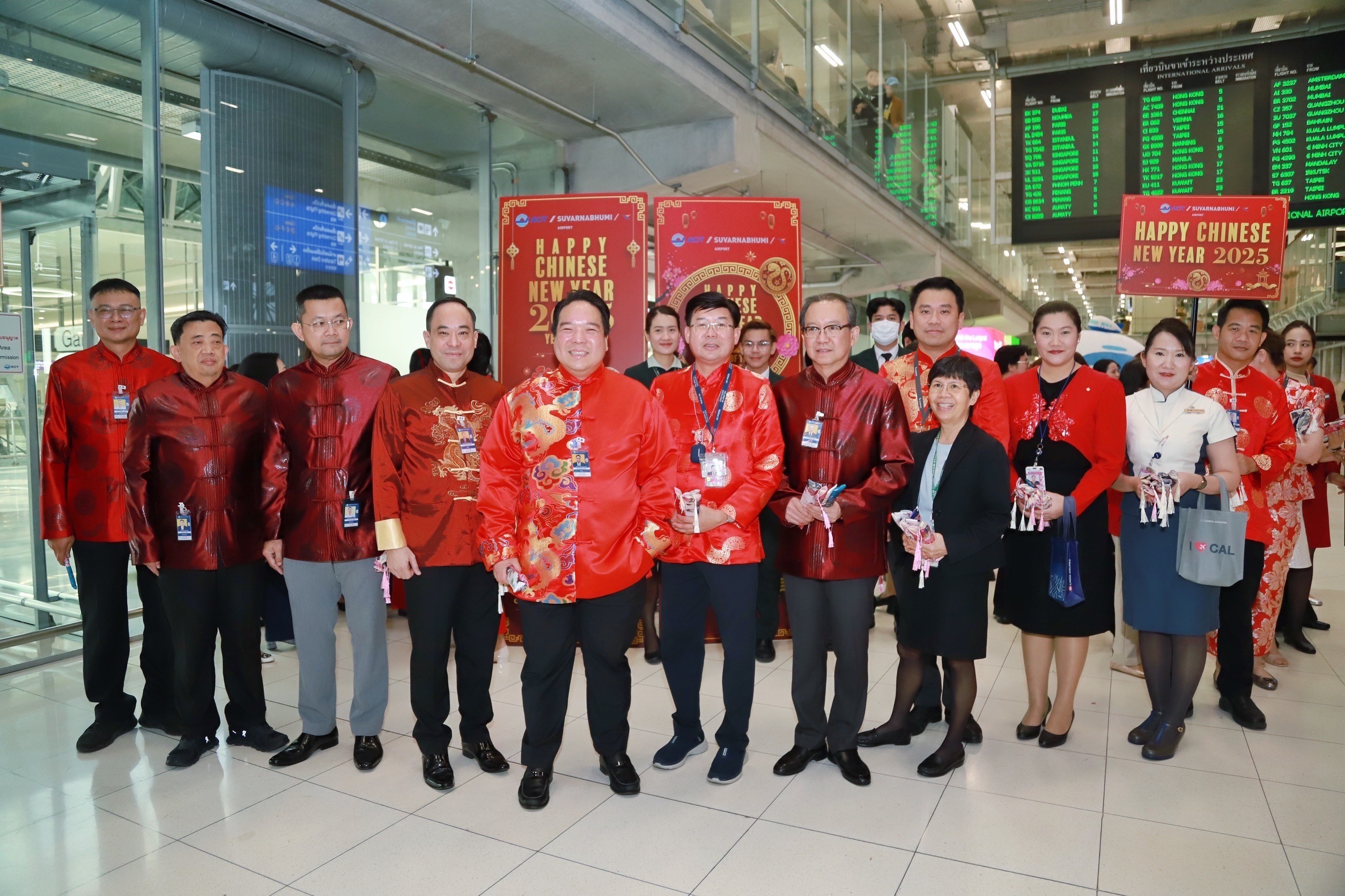 ท่าอากาศยานสุวรรณภูมิต้อนรับตรุษจีน จัดแสดงเชิดสิงโตพร้อมแจกของที่ระลึกให้กับผู้โดยสารที่เดินทาง มาจากสาธารณรัฐประชาชนจีน สร้างรอยยิ้มและความประทับใจ