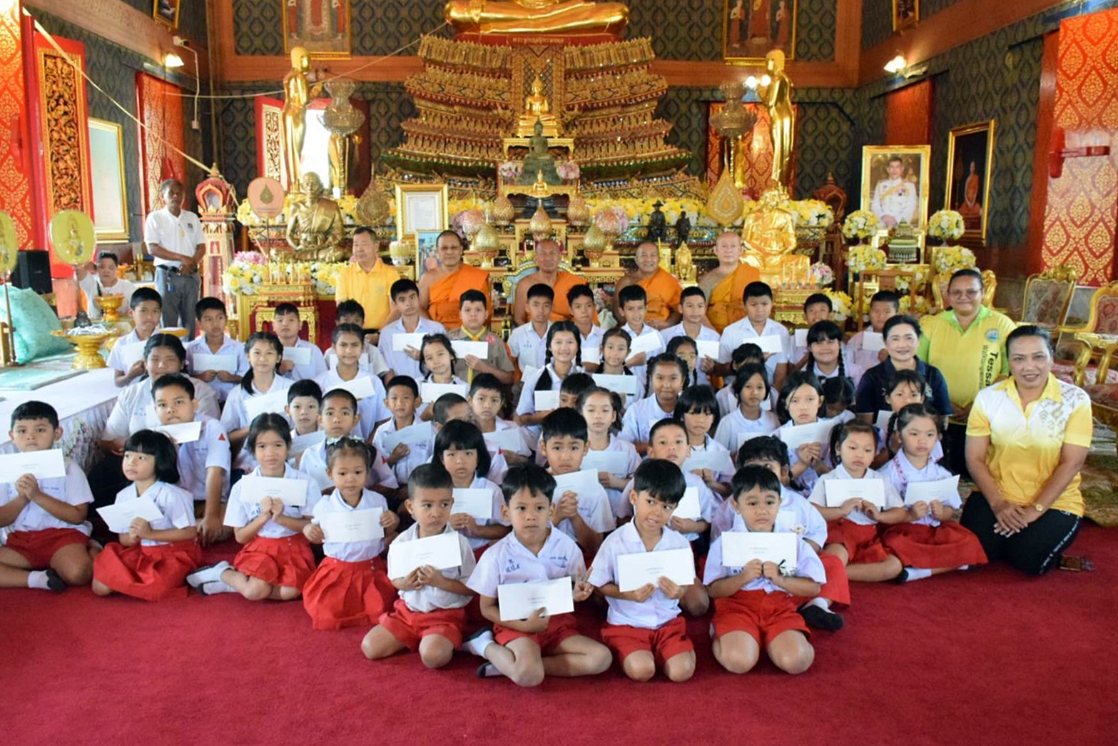 (เจ้าคุณบุญสืบ) เจ้าอาวาสวัดกลางวรวิหาร (พระอารามหลวง) มอบทุนการศึกษา ให้แก่นักเรียนโรงเรียน จำนวน 70 ทุน