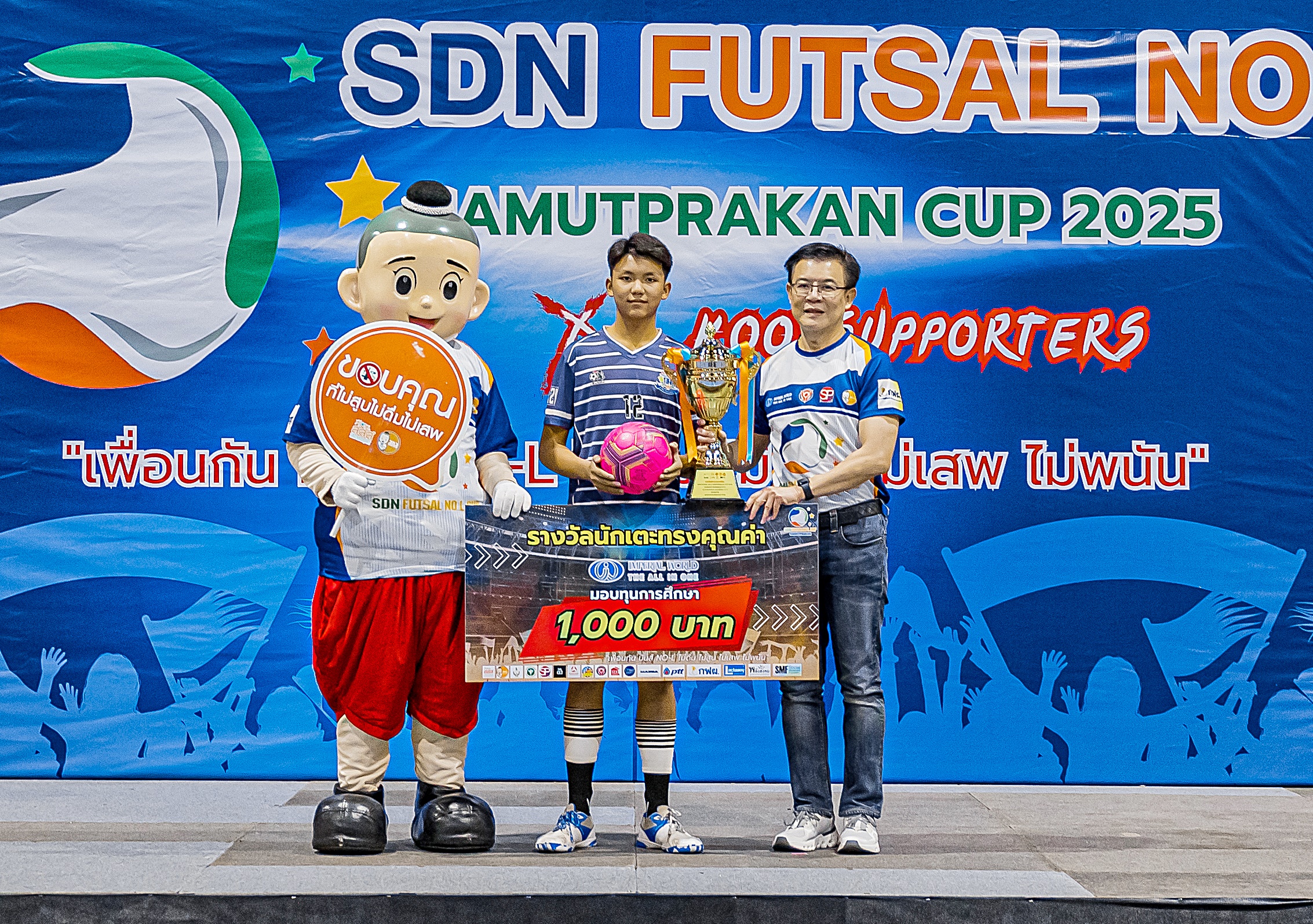 ทีม โรงเรียน “เทพศิรินทร์ สมุทรปราการ” คว้าแชมป์การแข่งขันฟุตซอลเยาวชน SDN FUSAL NO-L SAMUTPRAKAN CUP 2025 X KOOL SUPPORTERS “เพื่อนกัน มันส์โนแอล” (ไม่ดื่ม ไม่สูบ ไม่เสพ ไม่พนัน) ประเภทเยาวชนชายรุ่นอายุไม่เกิน 15 ปี ไปครอง