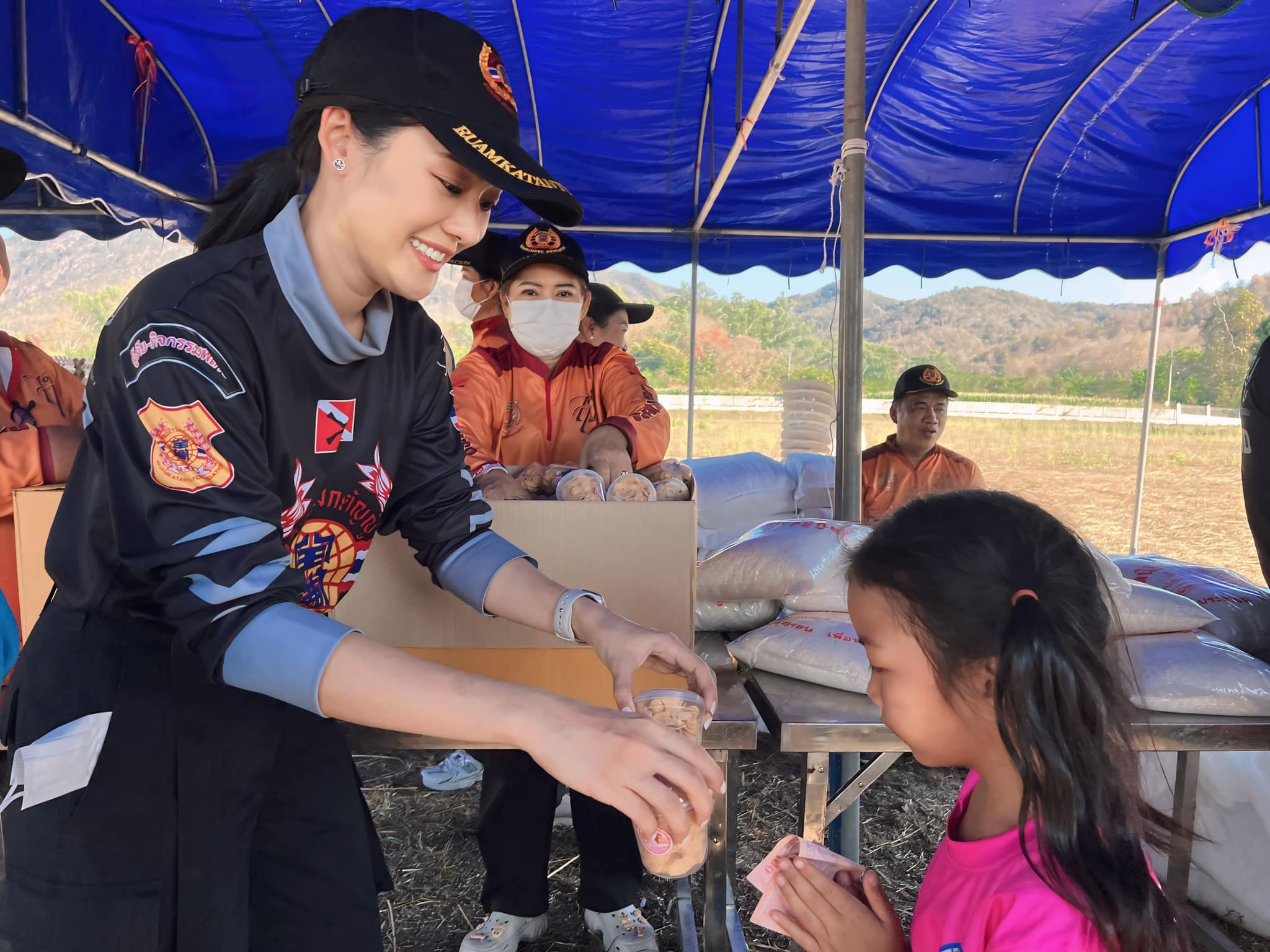 มูลนิธิร่วมกตัญญู แจกข้าวสาร ไขไก่ และขนมแจกเด็กๆ