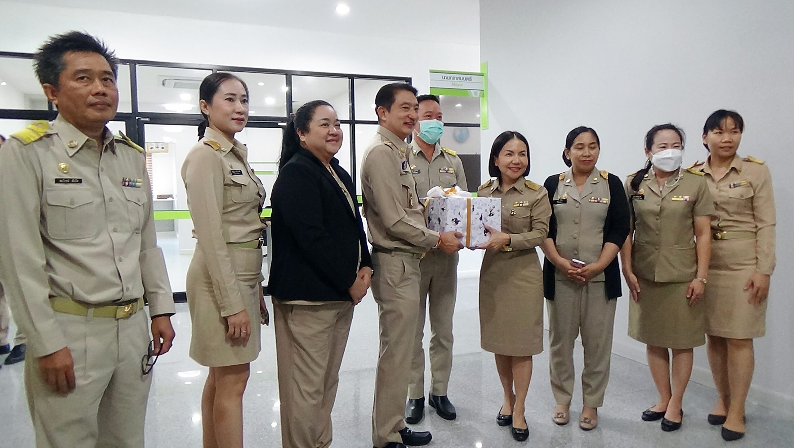 นายกเทศมนตรีตำบลเทพารักษ์ แถลงนโยบาย 6 ด้าน ต่อสภาเทศบาลฯ พร้อมเปิดตัวทีมผู้บริหาร เริ่มปฏิบัติงานพัฒนาท้องถิ่น