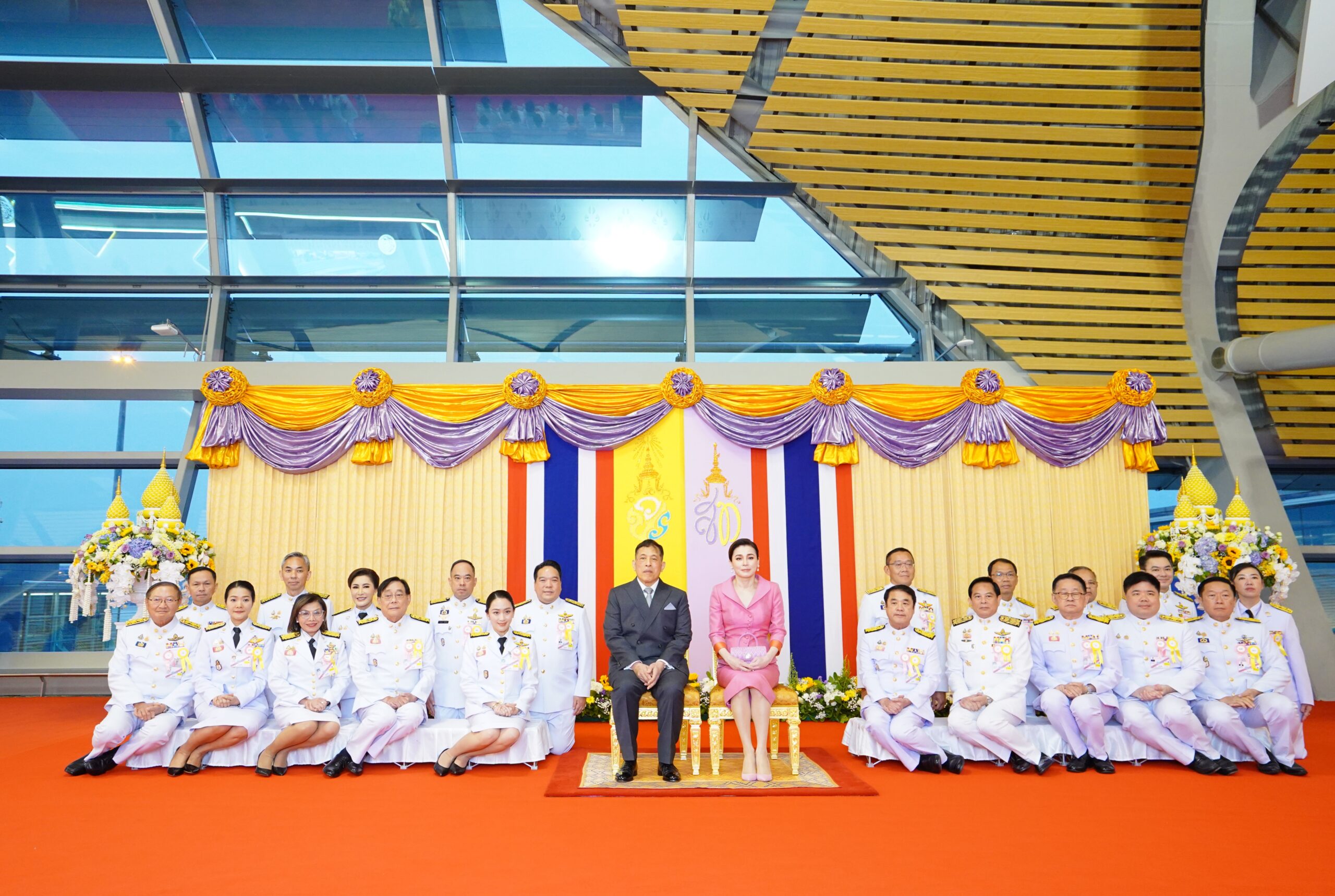 พระบาทสมเด็จพระเจ้าอยู่หัว และสมเด็จพระนางเจ้า ฯ พระบรมราชินี เสด็จพระราชดำเนินไปทรงเปิดอาคารเทียบเครื่องบินรองหลังที่ 1 และทางวิ่งเส้นที่ 3 ท่าอากาศยานสุวรรณภูมิ