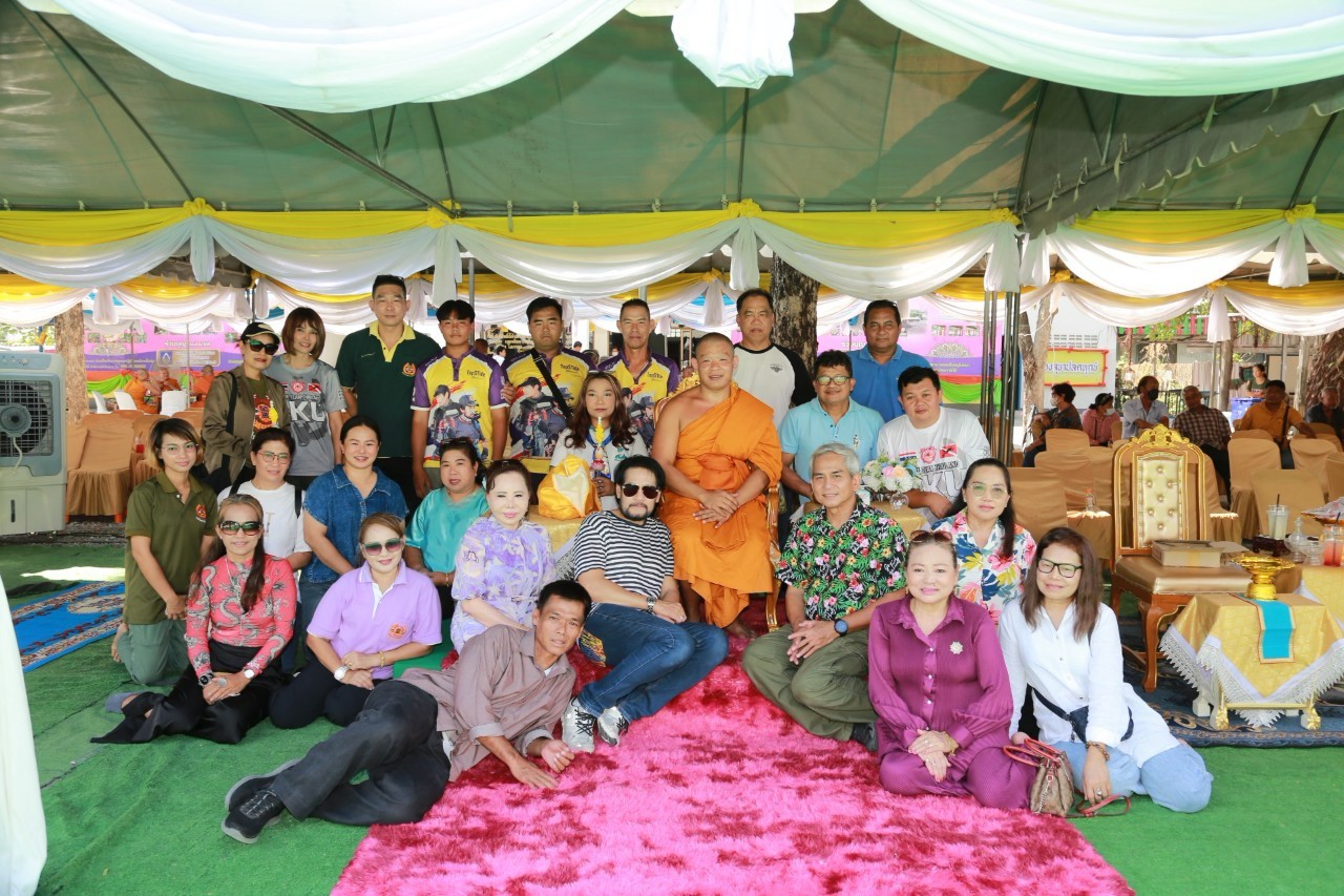 ดร.รัตนา สมสกุลรุ่งเรือง ประธานมูลนิธิร่วมกตัญญู วางศิลาฤกษ์  อาคารโดมอเนกประสงค์ ณ วัดวังกะชาย จังหวัดชัยนาท