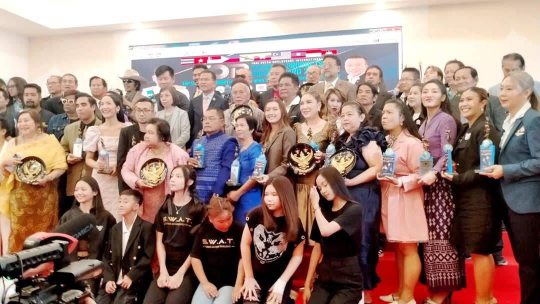 งานรางวัล ท๊อปบิสเนสอวอรด์ จัดโดย ดาราวาไรตี้ทีวีบันเทิง โดย. บอสนา และดร.กู้ ่ท่าน้ำนนท์