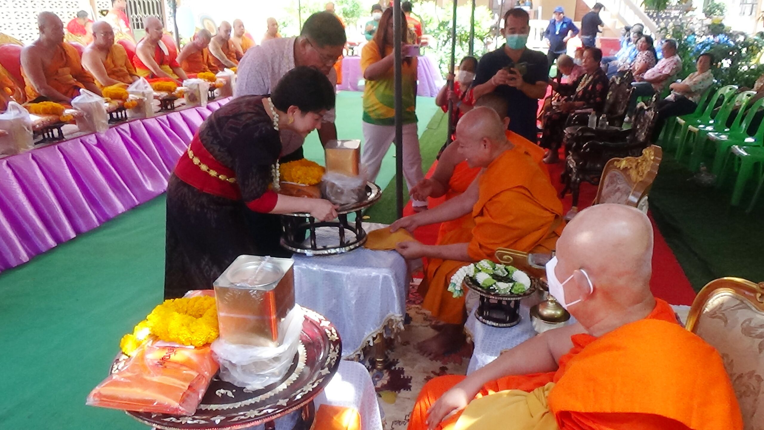 วัดมหาวงษ์ ปากน้ำ ประกอบพิธีมาติกา บังสุกุล สรงน้ำพระภิกษุสามเณร และพิธีทักษิณานุปทาน อดีตเจ้าอาวาสวัดมหาวงษ์ เนื่องในเทศกาลวันสงกรานต์ ประจำปี 2568