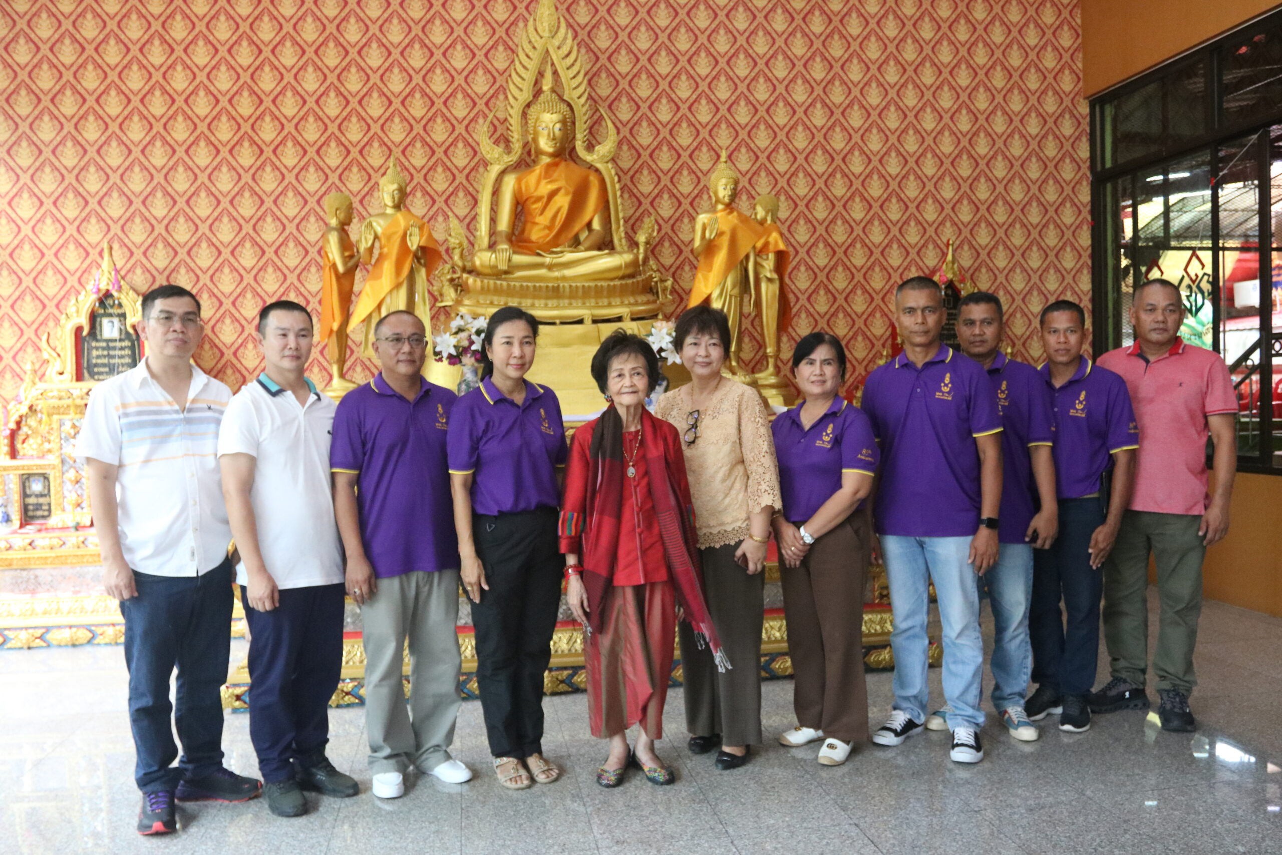 พล.ต.อ.ธวัชชัย ภัยลี้ อดีตรองผู้บัญชาการตำรวจแห่งชาติ พร้อมคุณไพลิน ภัยลี้ ภริยา จัดพิธีทำบุญเนื่องในวันคล้ายวันเกิดครบรอบ 85 ปี โดยมีข้าราชการตำรวจ อดีตผู้ใต้บังคับบัญชา สมาชิกสมาคมสตรีฯ นักธุรกิจ พร้อมประชาชนที่ให้ความรักความเคารพ ร่วมในงาน อย่างคับคั่ง