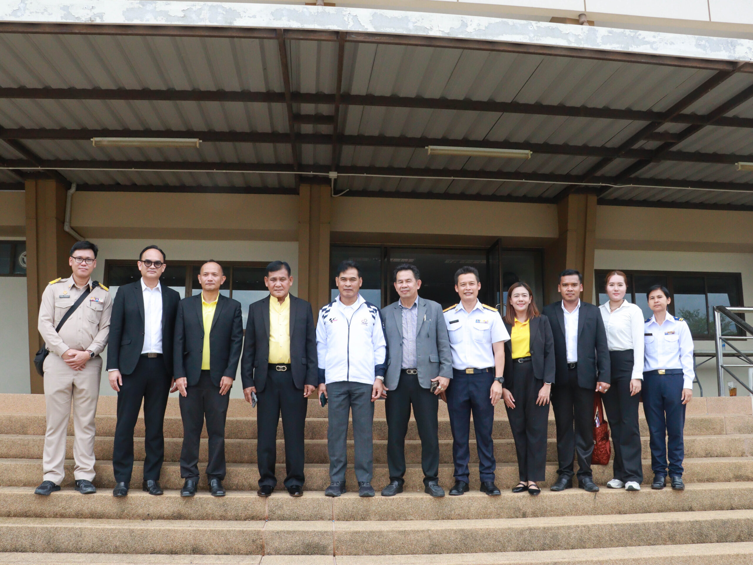 การประชุมผู้อำนวยการกองงานต่างๆ ขององค์การบริหารส่วนจังหวัดสมุทรปราการ เพื่อหารือประเด็นสำคัญที่อยู่ในความสนใจของประชาชน โดยเฉพาะกรณี “สนามกีฬาบางปลา”