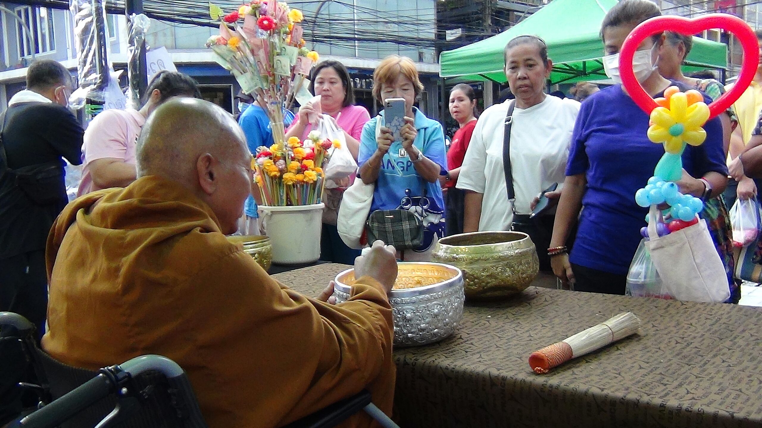 ท่านเจ้าคุณอลงกต วัดพระบาทน้ำพุ มาบิณฑบาตโปรดญาติโยม ชาวปากน้ำ รับสิ่งของไข่ไก่ นม และปัจจัย จากญาติโยม เพื่อนำไปเป็นวัตถุดิบในการจัดทำเป็นอาหาร ดูแลผู้ป่วย HIV ,เด็กกำพร้า ,คนชราและผู้ยากไร้