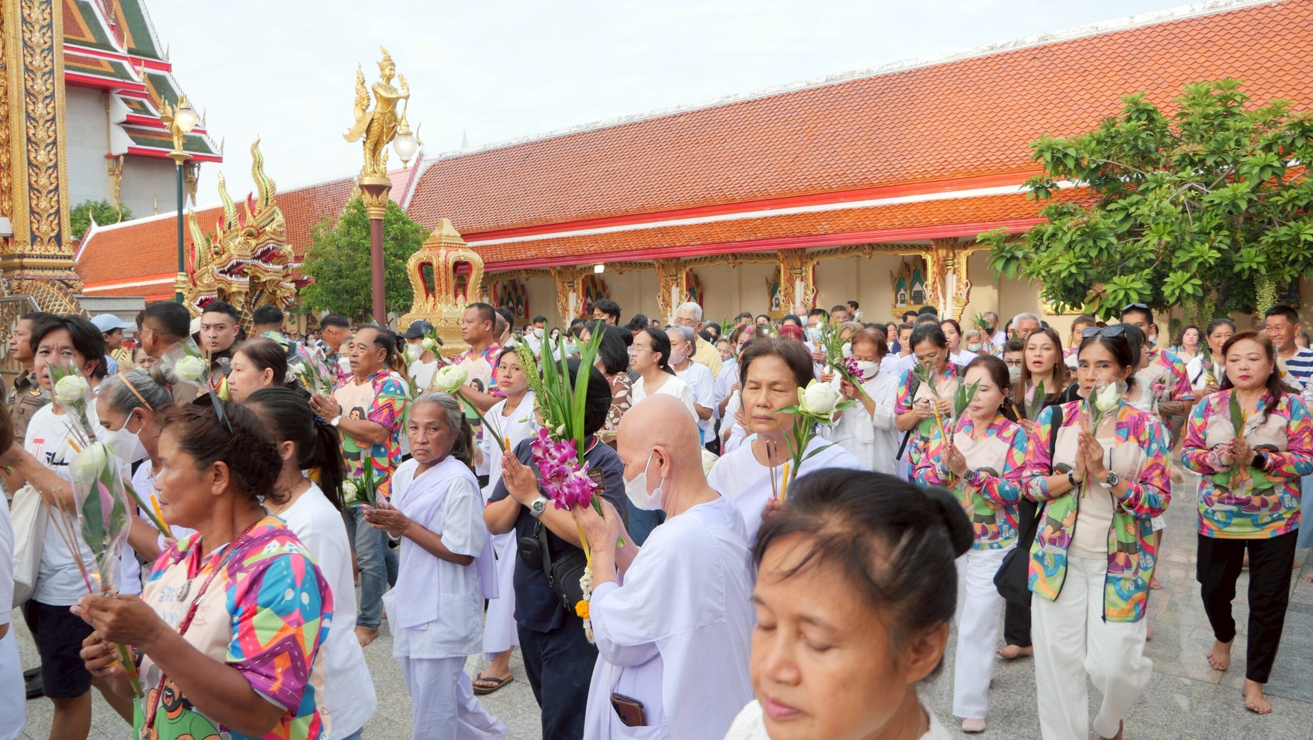 ท่านเจ้าคุณแจ้ เจ้าอาวาสวัดบางพลีใหญ่กลาง นำ คณะสงฆ์ พร้อม พุทธศาสนิกชน เวียนเทียนในวันอาสาฬหบูชา