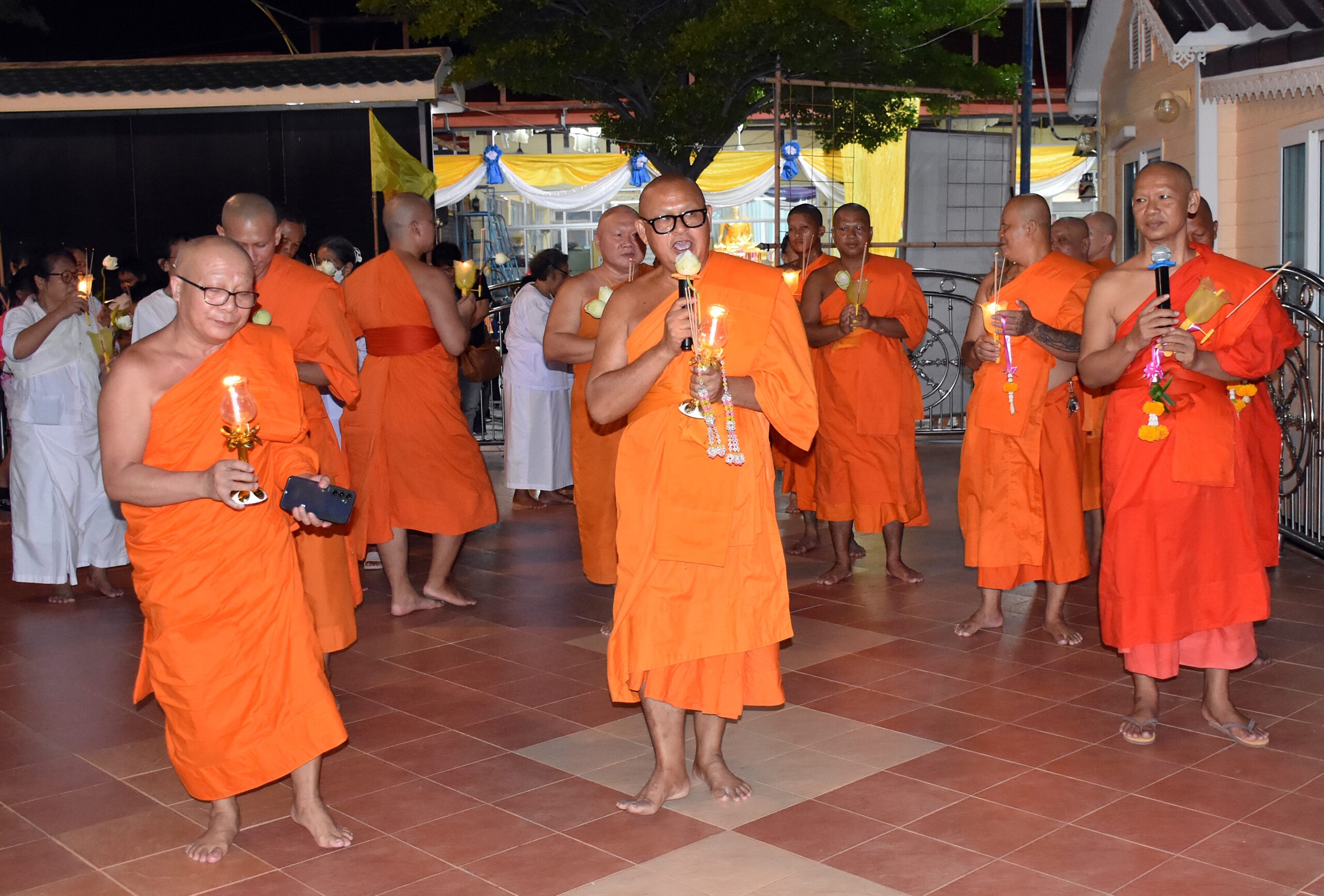 พระมหาสมิทธิ์ โชติโก เจ้าอาวาสวัดศรีจันทร์ประดิษฐ์ นำคณะพระภิกษุสงฆ์-สามเณร พร้อม พุทธศาสนิกชน เวียนเทียนในวันอาสาฬหบูชา