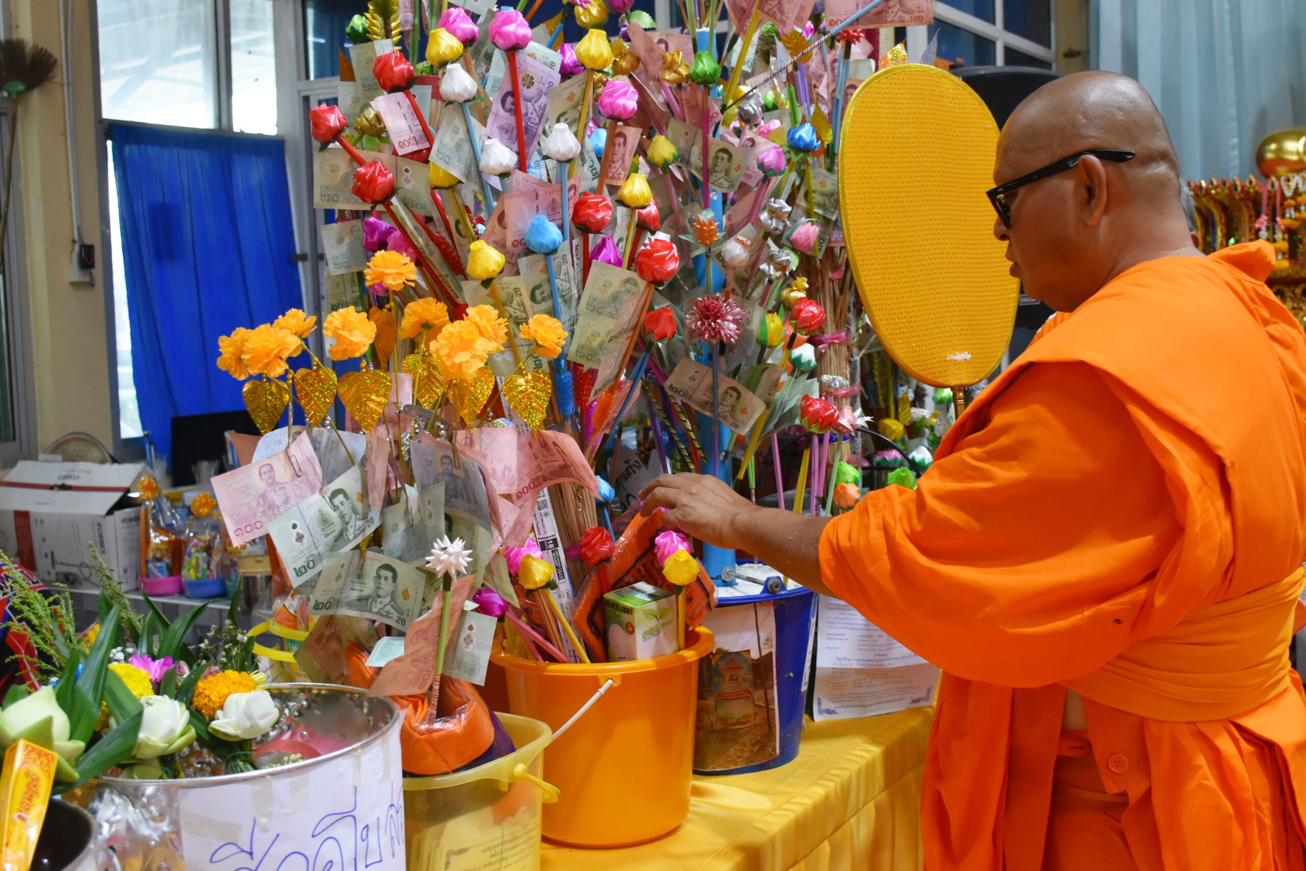 วัดศรีจันทร์ประดิษฐ์ จัดพิธีทำบุญตักบาตร และทอดผ้าป่าสามัคคี เพื่อนำรายได้ร่วมสมทบทุนในการจัดซื้ออุปกรณ์ติดตั้งระบบแผงโซล่าเซลล์จ่ายกระแสไฟฟ้าภายในวัด