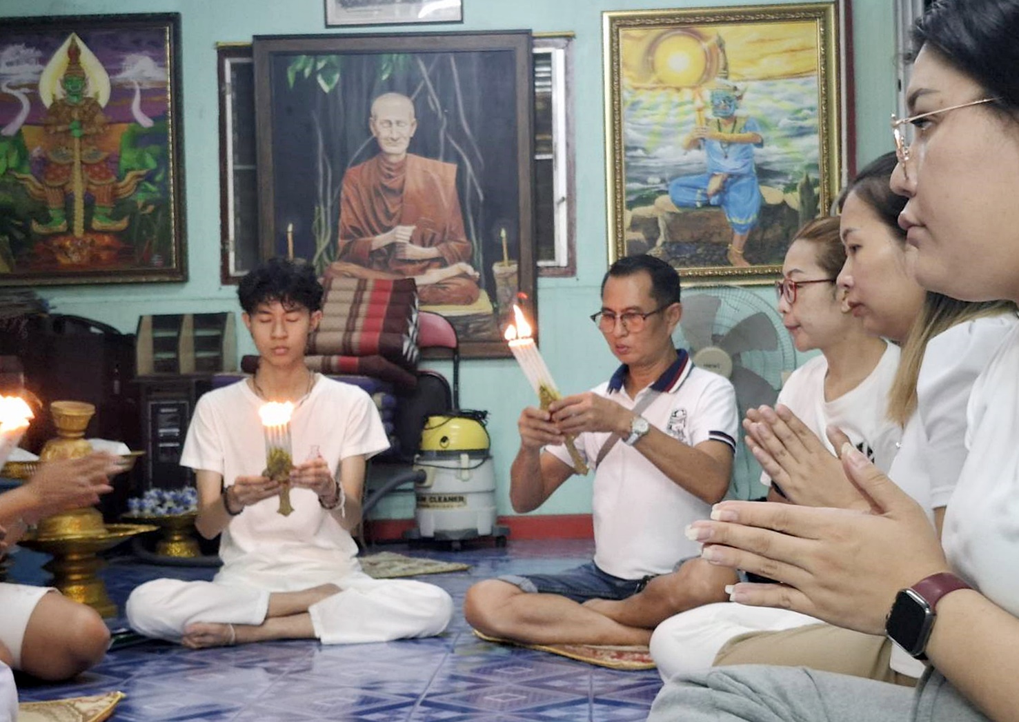 คณะศิษยานุศิษย์ องค์ปู่ท้าวเวสสุวรรณ ร่วมถวายเทียนจำนำพรรษา แด่ตำหนักปู่ฤาษีนารอด และองค์ปู่ท้าวเวสสุวรรณ เพื่อให้ร่างทิพย์กายทิพย์ ได้เจริญภาวนารักษาศีล ภายในระยะเวลาเข้าพรรษา
