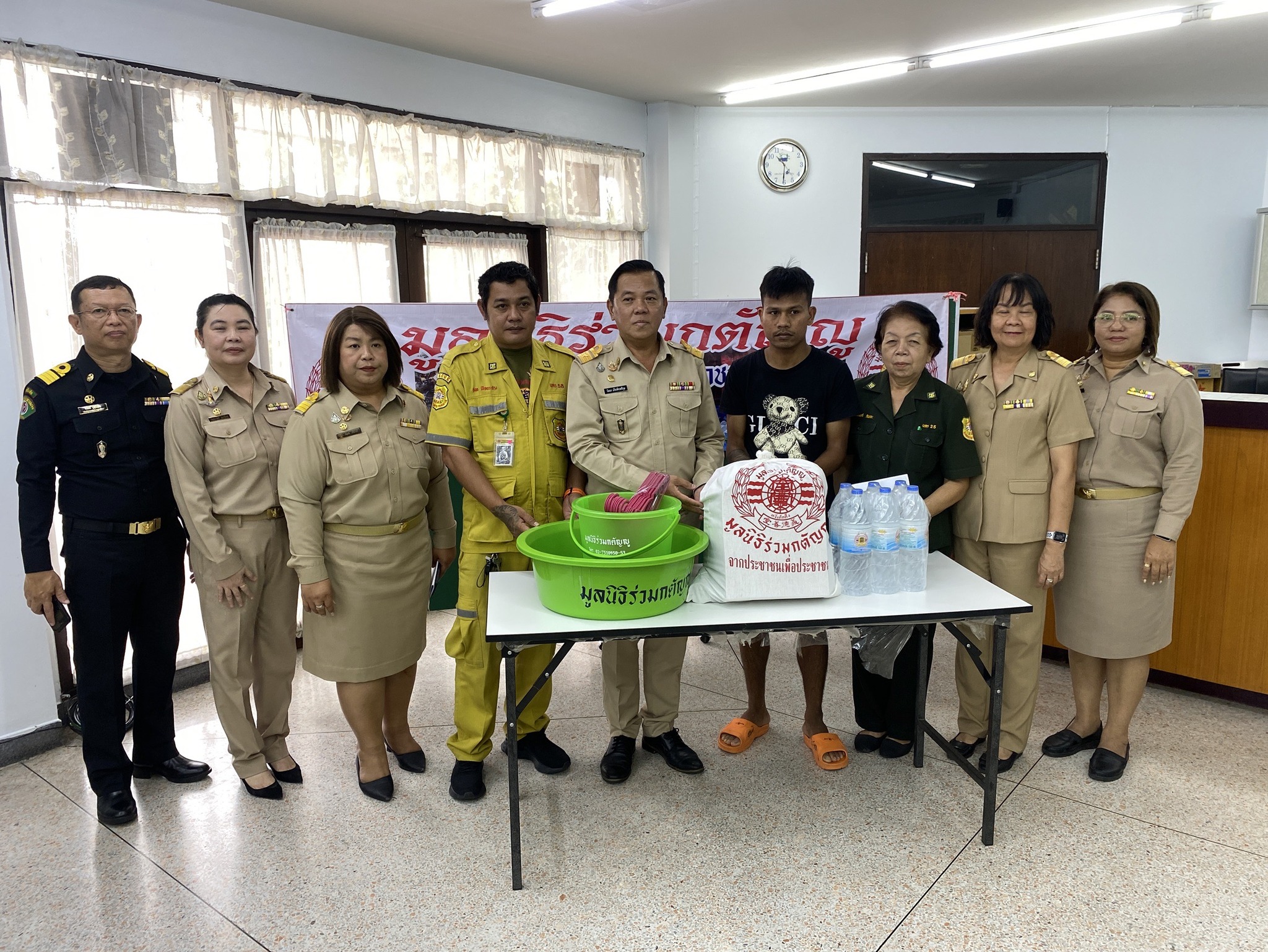 แผนกบรรเทาทุกข์มูลนิธิร่วมกตัญญู นำเครื่องอุปโภค-บริโภค มอบให้แก่ประชาชนที่ประสบอัคคีภัย