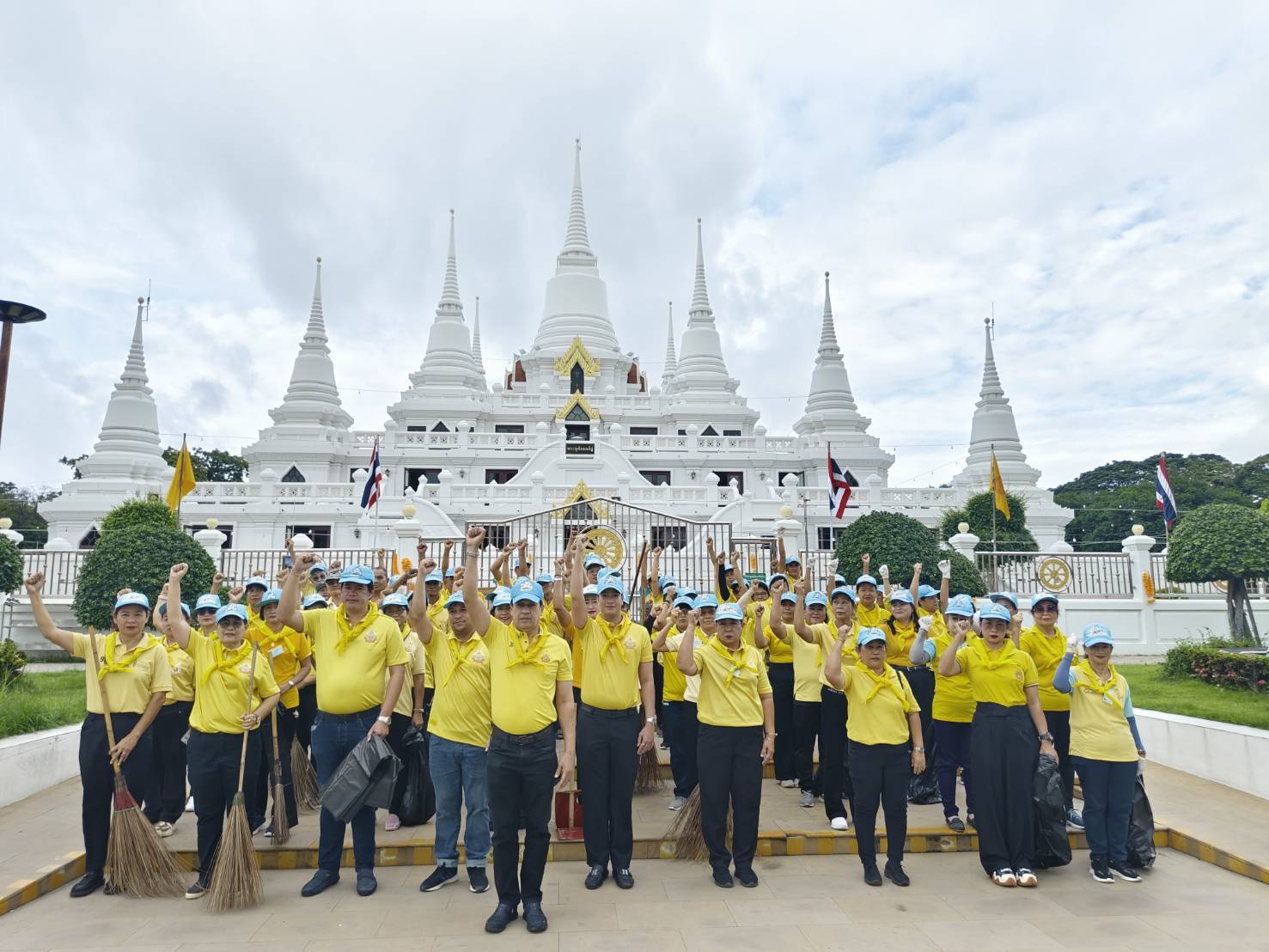 สจ.ไพบูณร์ พินเที่ยง นำคณะกำนัน ผู้ใหญ่บ้าน ผู้ช่วยผู้ใหญ่บ้าน สารวัตรกำนัน แพทย์ประจำตำบลท้ายบ้าน ร่วมกิจกรรมจิตอาสา “เราทำความดีด้วยหัวใจ”