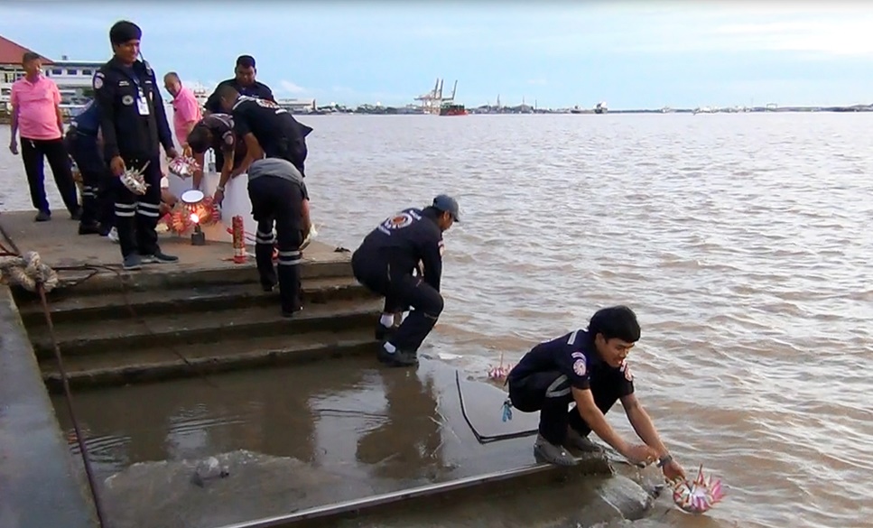 มูลนิธิร่วมกุศล สมทรปราการ จัดพิธีลอยกระทงขอขมาต่อพระแม่คงคา และเชิญวิญญาณไร้ญาติในแม่น้ำเจ้าพระยา มารับเครื่องเซ่นไหว้ ในวันรุ่งขึ้น ที่มูลนิธิร่วมกุศล สมทรปราการ เนื่องในวันเทศกาลทิ้งกระจาด ประจำปี