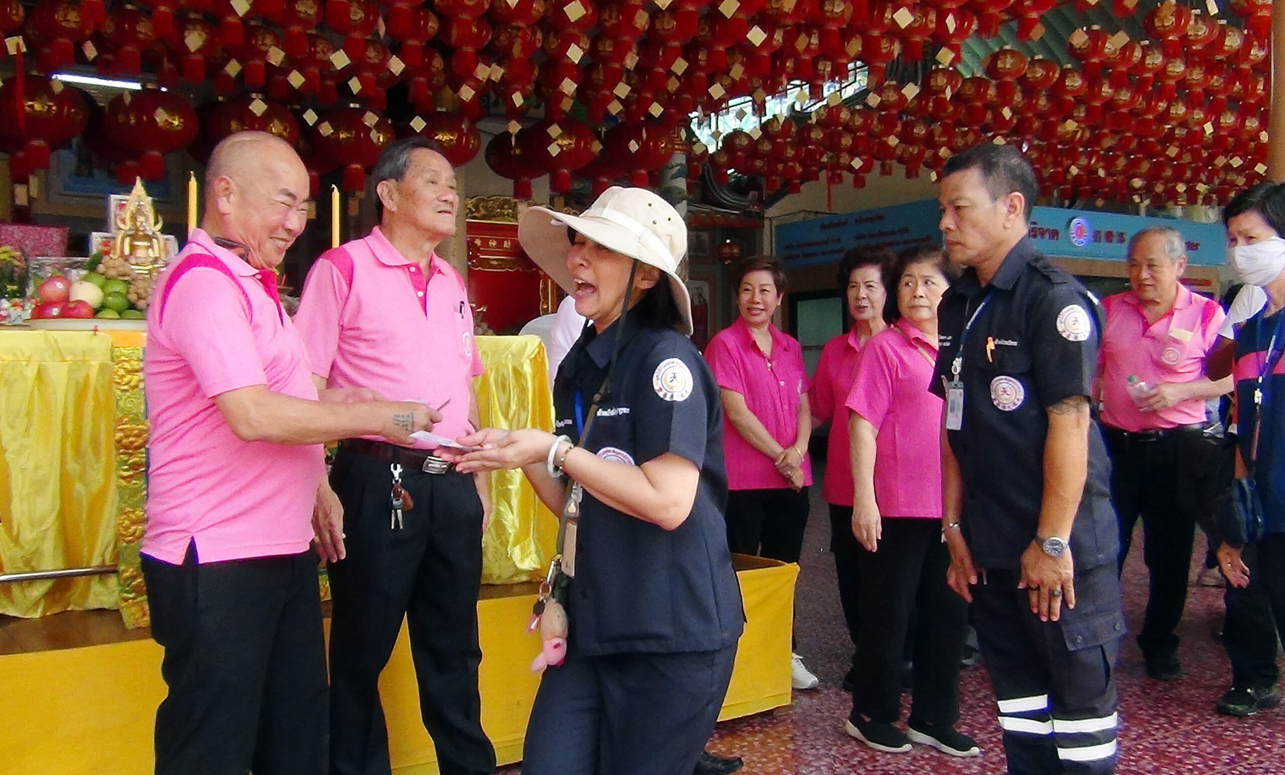 มูลนิธิร่วมกุศล สมุทรปราการ จัดพิธีทิ้งกระจาด มหากุศล ประจำปี แจกข้าวสาร อาหารแห้งให้แก่ผู้ยากไร้ ผู้ด้อยโอกาส จำนวน 3,000 ชุด
