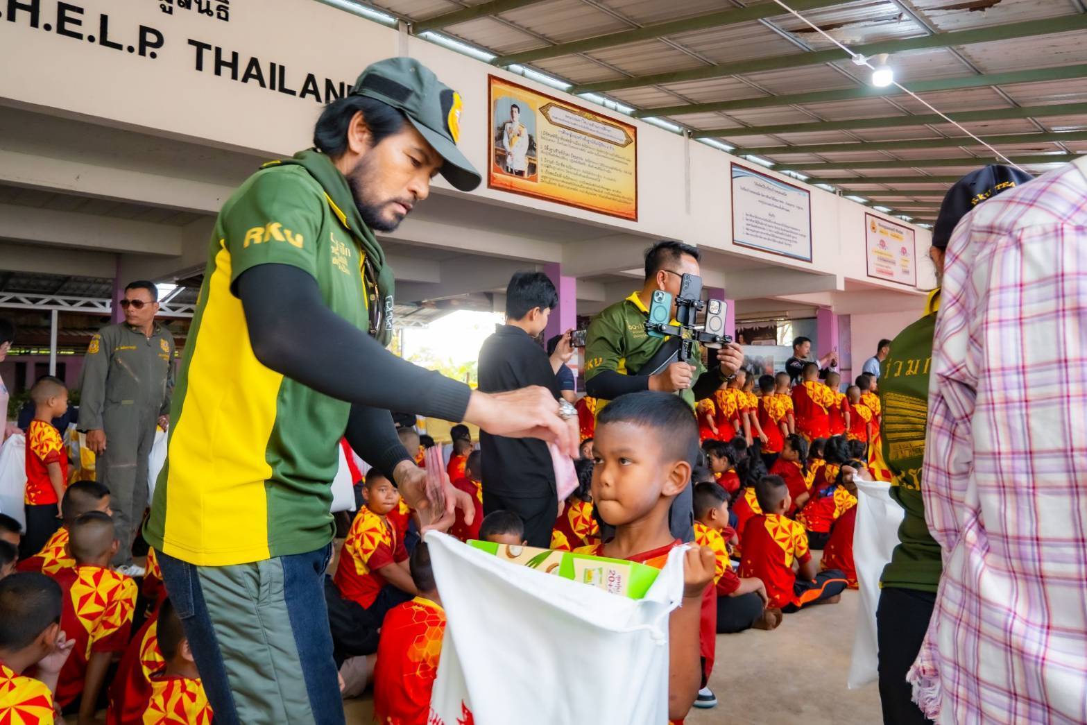 บิณฑ์ เอกพัน บรรลือฤทธิ์ แจกจักรยาน ให้กับเด็กนักเรียนโรงเรียนบ้านหนองเสม็ด จำนวน 200 คัน  